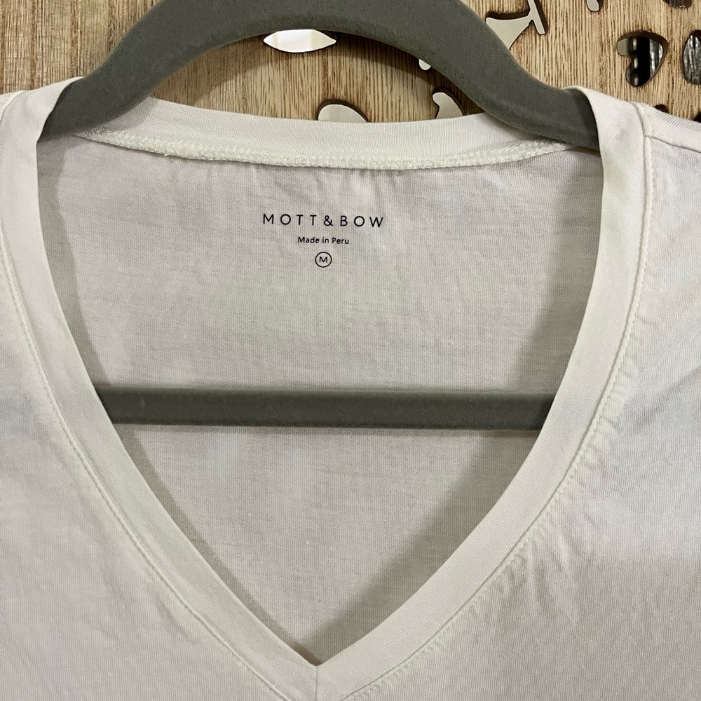 Mott & Bow off-White V-Neck T-Shirt